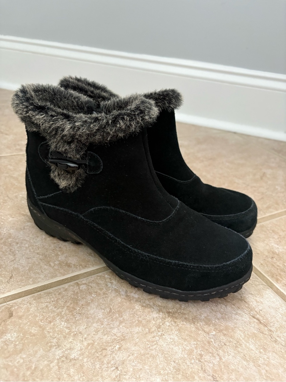 Khombu Gracie women's snow boots black suede upper and faux fur trim sz 8